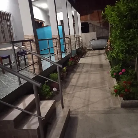 N Dervishi Casa de hóspedes 3*