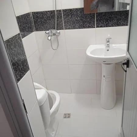 N Dervishi Casa de hóspedes 3*